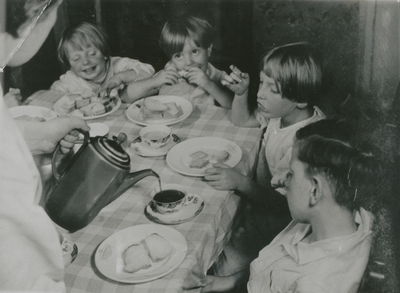 876917 Afbeelding van een Zuster Augustines (links) die als gezinshulp werkt bij een gezin, vermoedelijk in Wijk C te ...